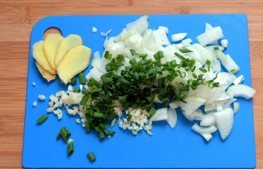 1. Этап. Филиппинский Арроз Кальдо: Лук и чеснок нашинкуйте, имбирь нарежьте ломтиками.