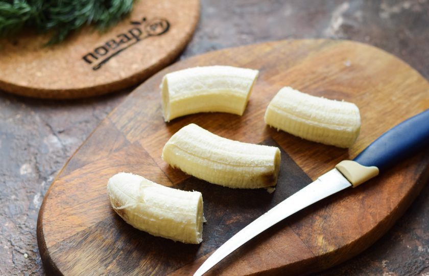 1. Этап. Бананы в беконе: Очистите банан и нарежьте его произвольно, небольшими кусочками, продолговатыми, чтобы было удобно обернуть его беконом.