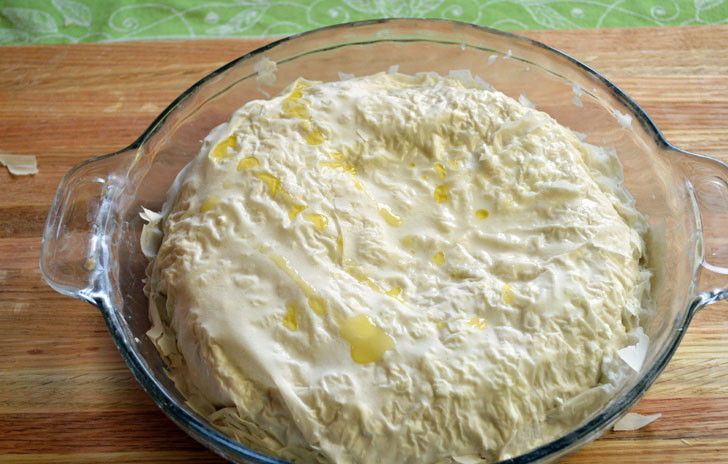 1. Этап. Быстрый пирог с сыром: Сбрызните полученный сырой пирог водой и оливковым маслом для сочности и ароматной корочки. Выпекайте в духовке 45 минут при температуре 190-200 градусов. Приятного аппетита!