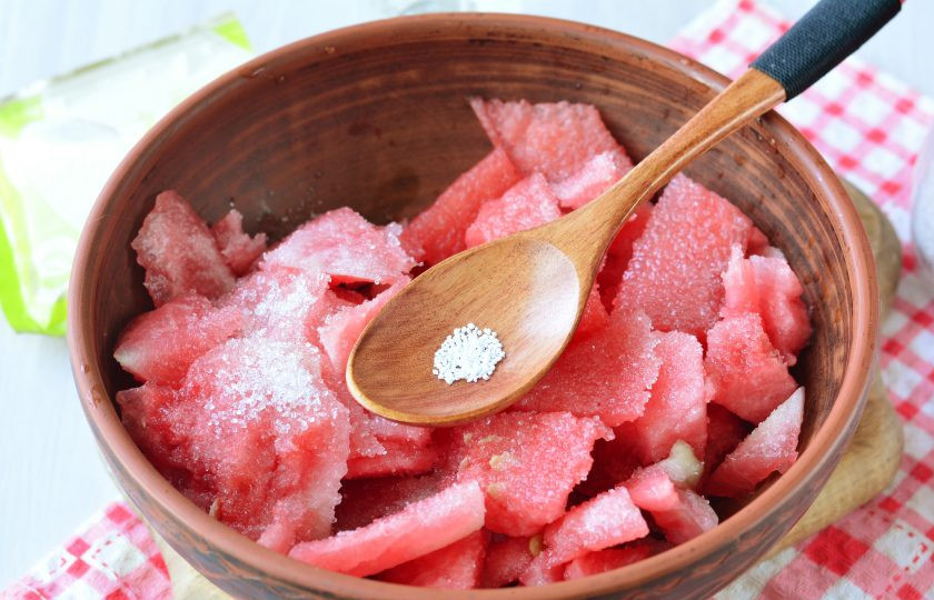 1. Этап. Арбузы в собственном соку на зиму: Всыпьте лимонную кислоту.