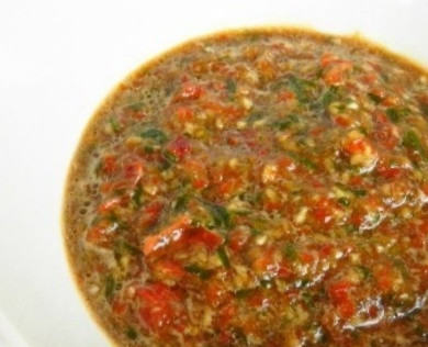 1. Этап. Бедро индейки в пакете для запекания: Очистите имбирь от кожицы, нарежьте его небольшими кусочками. Зеленый лук, чеснок, перец острый и болгарский, а также нарезанный имбирь измельчите при помощи блендера или мясорубки. Добавьте в получившуюся кашицу уксус и соевый соус, хорошо перемешайте.