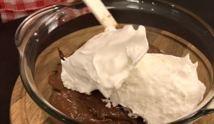 1. Этап. Шоколадный торт Захер: 6. В большую миску переложите шоколадную массу, к ней добавьте взбитые белки, все тщательно перемешайте.