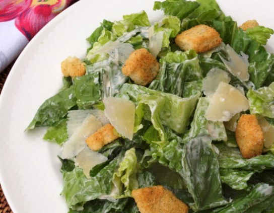 1. Этап. Заправка к салату Цезарь: Заправьте полученным соусом салат по своему вкусу.