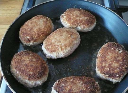 1. Этап. Ленивые голубцы из индейки: 6. Обжариваем с двух сторон и перекладываем в форму для запекания. По виду эти ленивые голубцы напоминают обычные котлеты в панировке из сухарей.