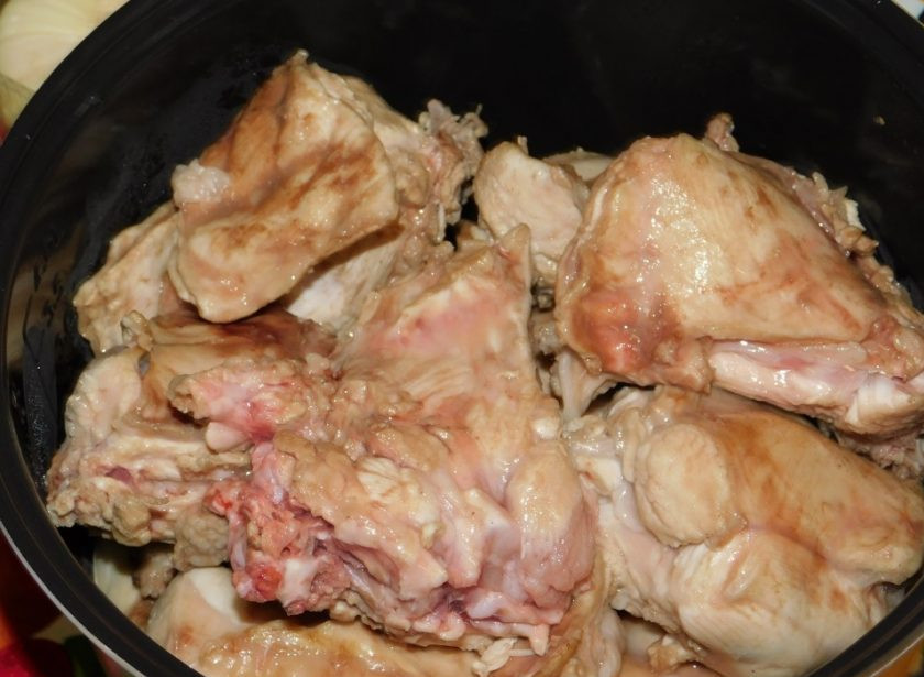 1. Этап. Кролик в сливках, приготовленный в мультиварке: Выложите в чашу мультиварки.