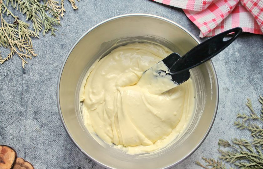 1. Этап. Бисквит королевы Виктории: Соедините муку, крахмал и разрыхлитель, перемешайте. Мучную массу просейте в массу и аккуратно снизу вверх перемешайте до воздушного, однородного теста.