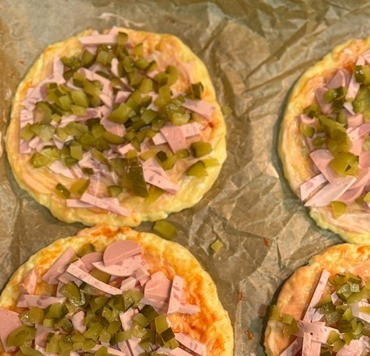 1. Этап. Мини пиццы на творожной основе: Добавить мелко нарезанные огурцы