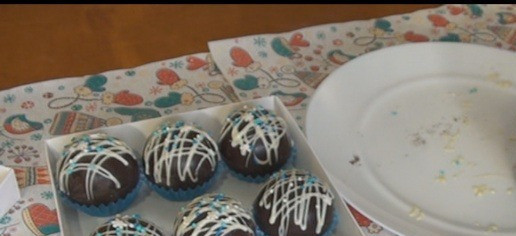 1. Этап. Шоколадные бомбочки с маршмэллоу: Украшаем шары по своему вкусу, можно полить растопленным белым шоколадом, посыпать сахарной посыпкой. Упаковываем в бумажные подставочки и выкладываем в коробку. Замечательный подарок готов!