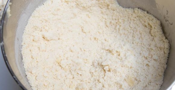 1. Этап. Рецепт печенья Грибочки в формочках: Смешайте муку вместе с сахаром. Разотрите масло и маргарин с мучной смесью, пока она не станет выглядеть как мелкие хлебные крошки.