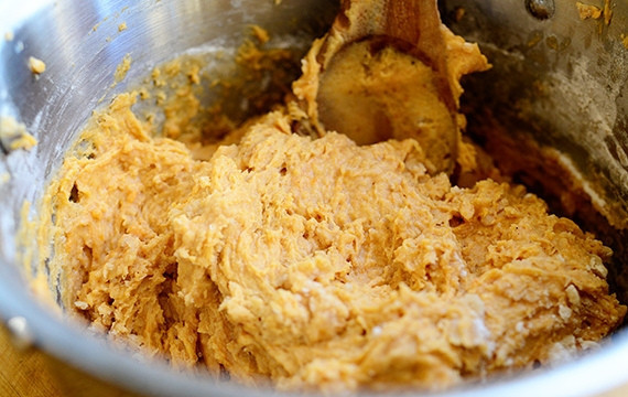 1. Этап. Тыквенные булочки с корицей и орехами: 3. Замесите однородное тесто.