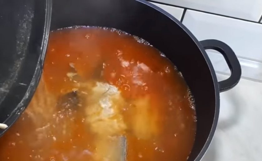 1. Этап. Калья: 4. Дайте овощам потушиться, добавьте нарезанный отваренный тунец. Добавьте бульон, хорошо перемешайте и добавьте картофель. Проварите калью 10-15 минут, добавьте специи и соль по вкусу.