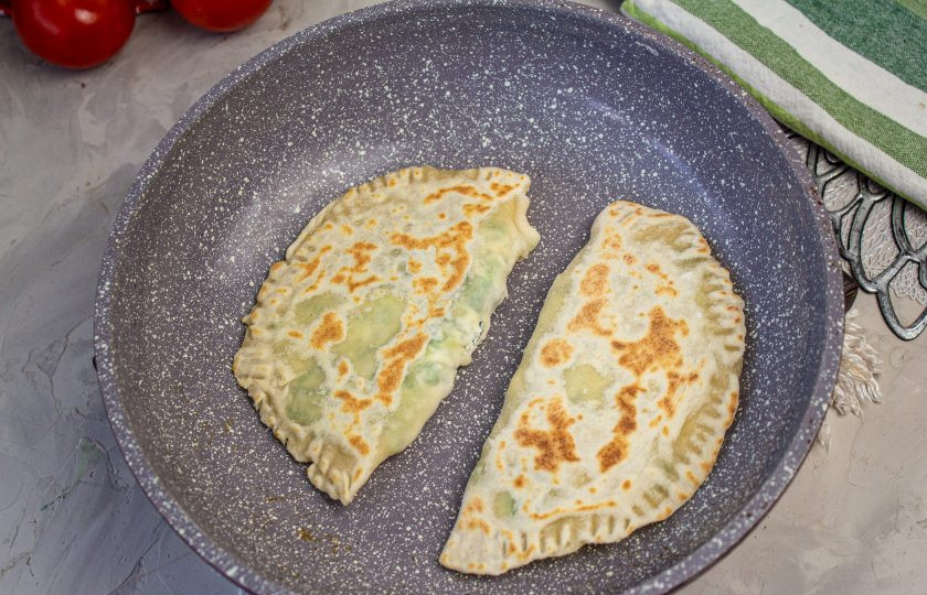 1. Этап. Чуду с черемшой: Переверните лепешки и жарьте еще 2 минутки с другой стороны.