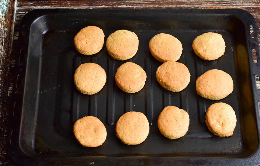 1. Этап. Печенье Студенческое: Отправьте его в разогретую до 190 градусов духовку на 10-15 минут.