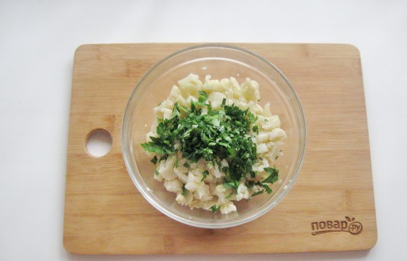 1. Этап. Киш с курицей и цветной капустой: Петрушку мелко нарежьте, добавьте в начинку. Посолите по вкусу и перемешайте.