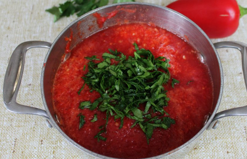 1. Этап. Помидоры в аджике на зиму: Добавляем рубленную петрушку.