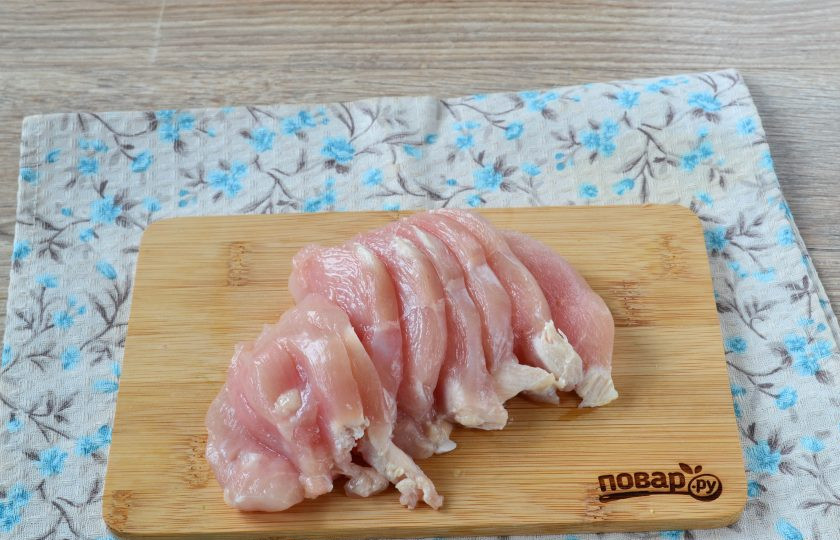 1. Этап. Сочное куриное филе по-французски: Куриную грудку порежьте на тонкие пластины (толщина 5-7 мм). Пластины можно не отбивать, а можно и отбить, это по желанию.