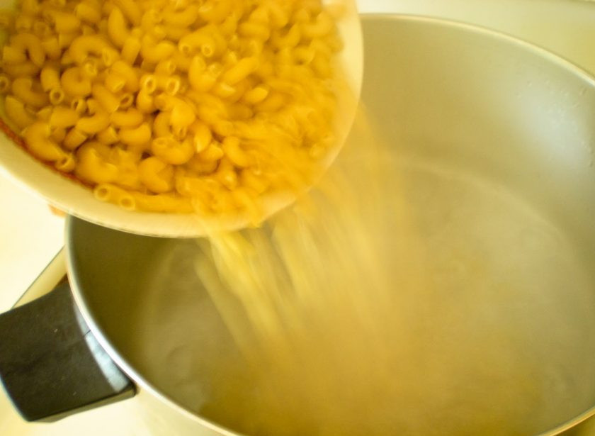 1. Этап. Паста с брокколи в сырном соусе: Ставим кипятиться воду, солим ее, а затем забрасываем туда макароны и варим до состояния аль-денте (не доваривая буквально минутку).