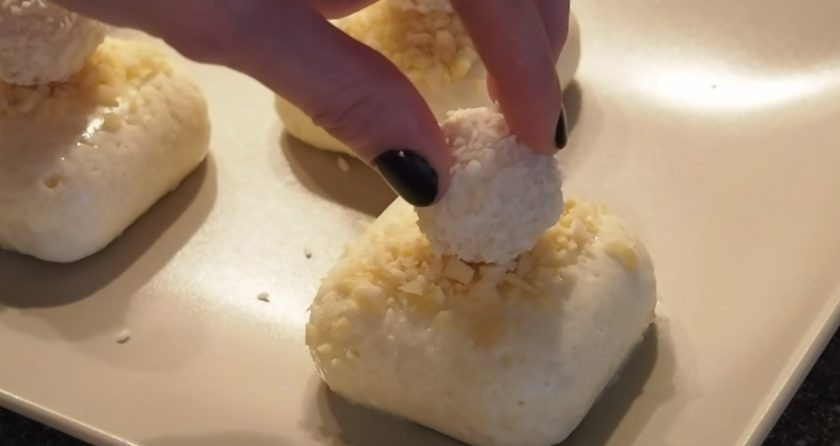 1. Этап. Муссовый торт Рафаэлло: Заготовки отправьте на ночь в морозилку. Готовые мини-торты украшайте по своему вкусу. У меня это рубленные орехи и конфета 