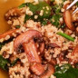 Салат с киноа, шпинатом и грибами