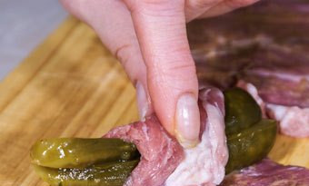 1. Этап. Говядина с маринованными огурцами: 2. Огурцы нарезаем соломкой, и заворачиваем в каждый кусочек мяса.