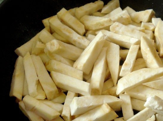 1. Этап. Жареный сельдерей: 3. На скoвороде разогреваем растительное масло и добавляем к нему сeльдерей.