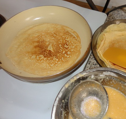 1. Этап. Салат Королевский с курицей: 1. Для начала сделаем тесто для блинов из воды, муки и яиц. Соль - по вкусу. Выпекаем тоненькие блины на небольшом количестве масла. Оставим остыть.