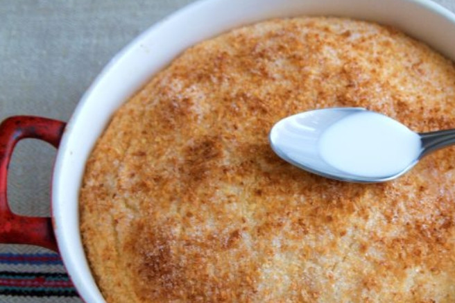 1. Этап. Датский пирог с кокосовой стружкой: Горячий пирог полейте сливками.