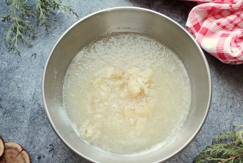 1. Этап. Мармелад из помело: В горячую массу выложите набухший желатин и размешайте до его полного растворения.