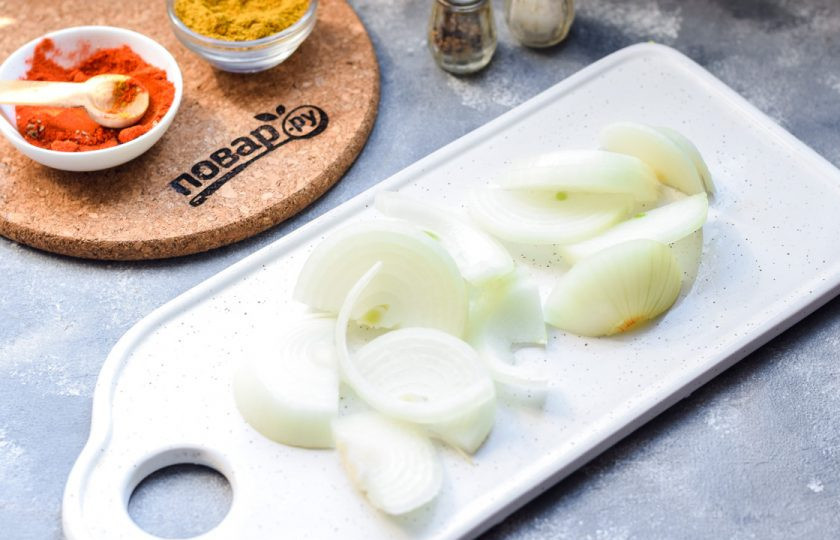 1. Этап. Хек с картошкой в мультиварке: Очистите лук и ополосните, нарежьте лук полукольцами.