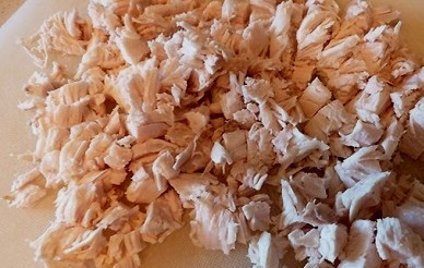 1. Этап. Салат Черепаха с виноградом: Отваренную и остывшую куриную грудку нарезаем маленькими кубиками.