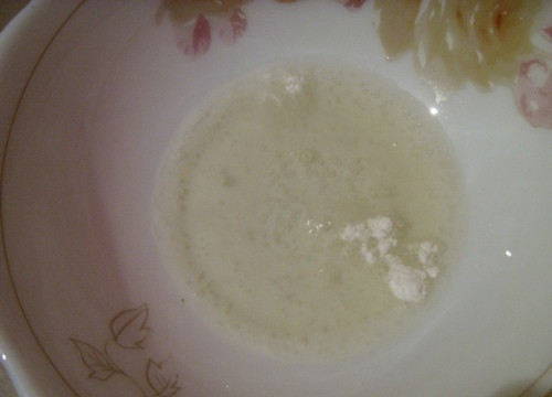 1. Этап. Торт Амурский: 5. Ванилин разбавляем в вине или шампанском. Так он не будет горчить. Когда полностью растворится - вливаем в тесто.