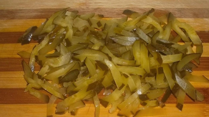 1. Этап. Солянка традиционная: 2. Соленые огурцы нарезаю тонкими брусочками и перекладываю в тарелку.