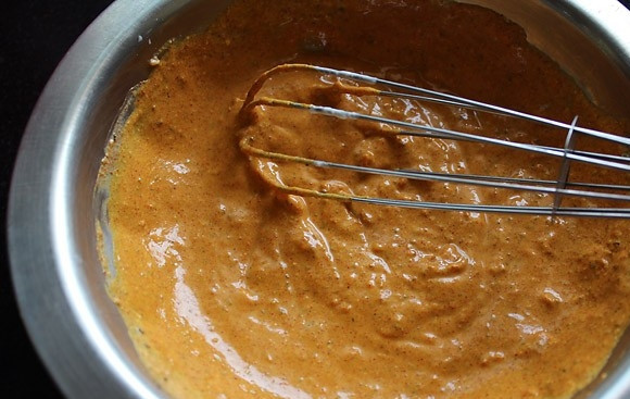 1. Этап. Закуска для пикника на природе: 4. Тщательно перемешиваю содержимое миски, чтобы все специи смешались, получается насыщенный соус.