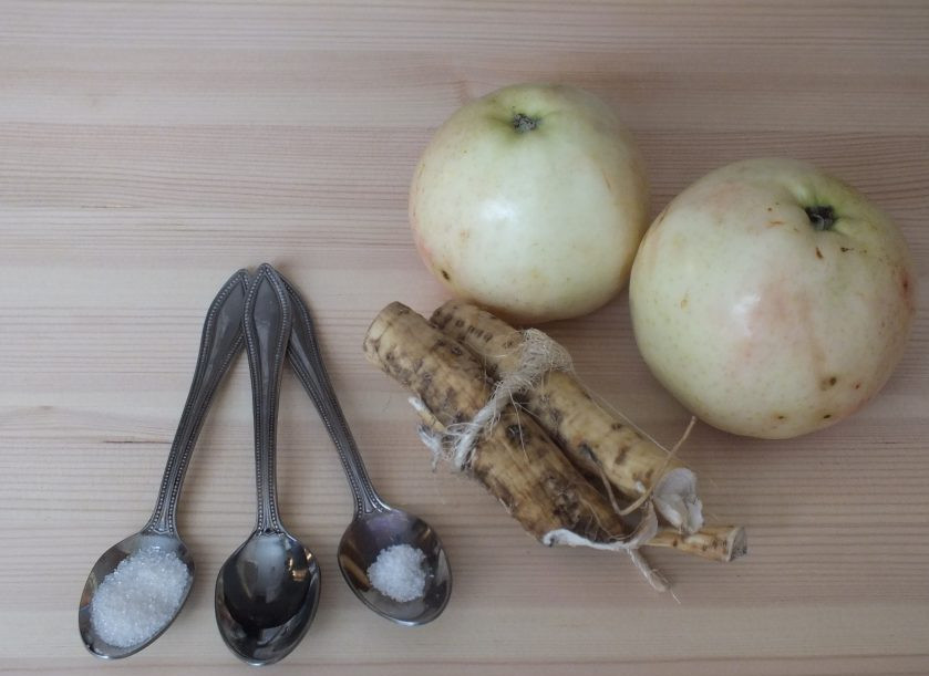 1. Этап. Хрен с яблоками на зиму: Подготовьте необходимые ингредиенты.