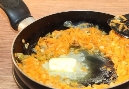 1. Этап. Блинные конвертики с индейкой и картофелем: 11. Растапливаем кусочек сливочного масла и добавляем мясной фарш.