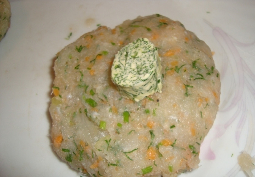 1. Этап. Котлеты из леща: Пропустив филе с луком морковкой через мясорубку, добавляем в фарш яйцо и вымоченный в воде хлеб. Солим, перчим, тщательно перемешиваем.