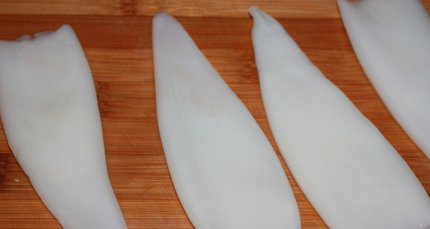 1. Этап. Дары Нептуна (фаршированные кальмары): теперь берем тушки кальмаров, моем, чистием от пленок, высушиваем.