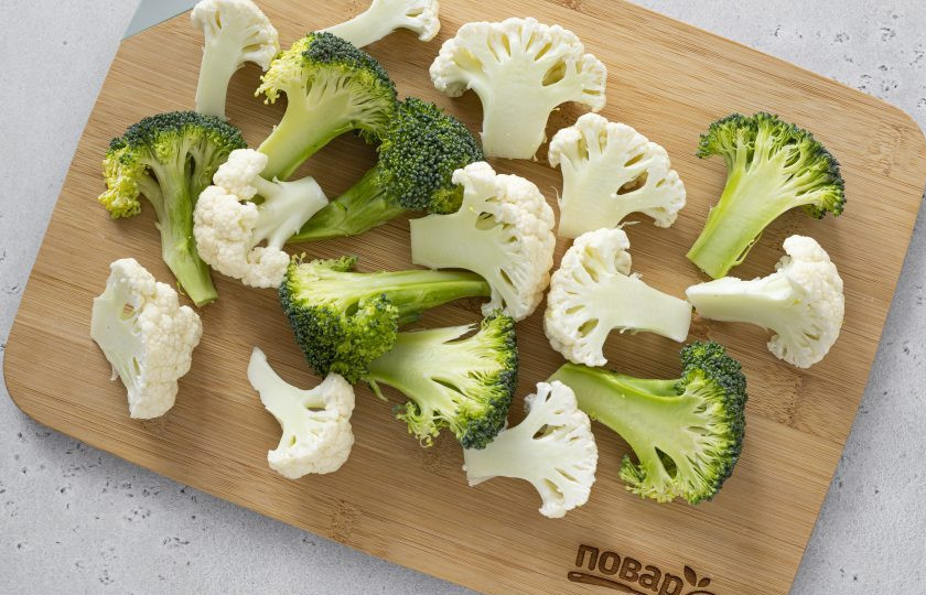 1. Этап. Запеканка из брокколи и цветной капусты: Помойте брокколи и цветную капусту. Разделите на крупные соцветия и разрежьте их вдоль пополам для удобства.