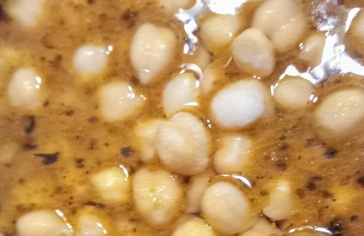 1. Этап. Бомбейское карри из манго и нута: В казан влить 600мл воды, добавить нут, сахар и 1,75 чайной ложки соли. Довести до кипения и тушить под крышкой минут 15.