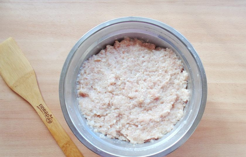 1. Этап. Котлеты по-украински: Тщательно перемешайте все ингредиенты фарша до однородной консистенции.