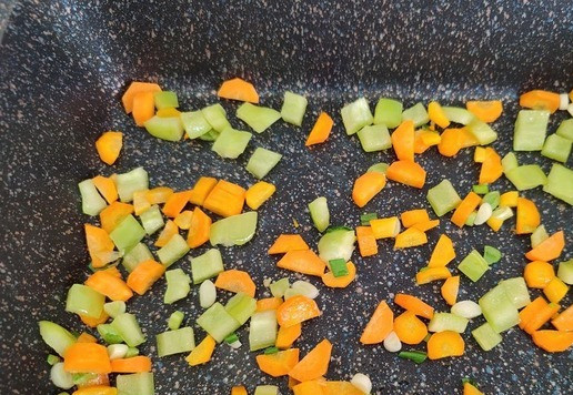 1. Этап. Булгур с крылышками: Обжарить овощи на растительном масле буквально пару минут. Я обжариваю сразу в форме для запекания.