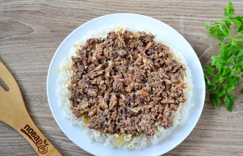 1. Этап. Салат с рисом и шпротами: Шпроты разомните вилкой до состояния кашицы и выложите следующим слоем.