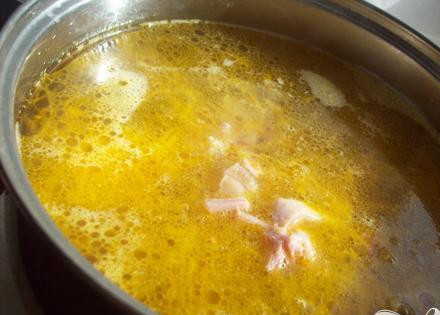 1. Этап. Суп из плавленных сырков: 4. Кусочки мяса добавляем в суп.