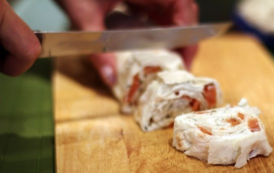 1. Этап. Рулетики из плавленого сыра: Разрежьте рулет на порционные кусочки.