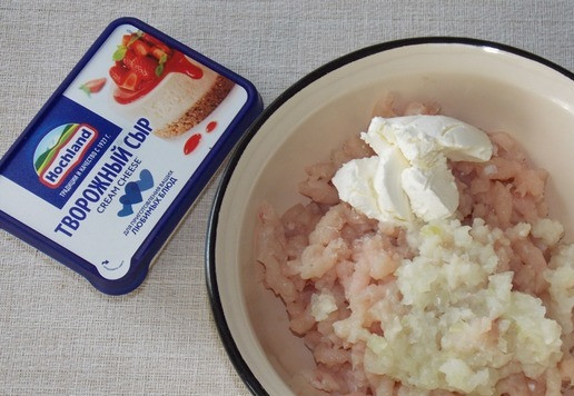 1. Этап. Котлеты с творожным сыром в духовке: Добавить творожный сыр. Я использовала сыр Т. М. ХОХЛАНД.