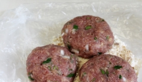 1. Этап. Котлеты без яиц: Для того, чтобы котлеты получились ароматными я взяла пучок петрушки, мелко порезала его и также смешала его вместе с фаршем. Следующим этапом стала формовка котлет. Их нужно обвалять в смеси панировочных сухарей и муки (это удобно делать на обычном полиэтиленовом пакете или пищевой пленке — потом выбросить и всё).