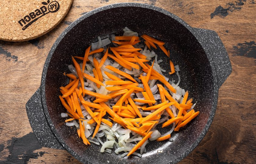 1. Этап. Жареные вешенки в соевом соусе: Добавьте нарезанную брусочками морковь. Жарьте ещё пару минут.