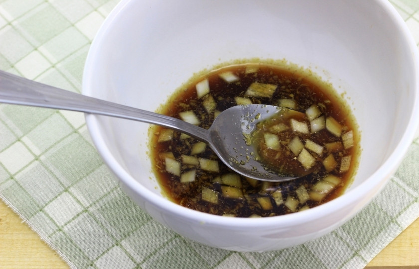 1. Этап. Курица в коньяке: В отдельной чашке смешайте коньяк, молотый имбирь, соевый соус, коричневый сахар, чесночный порошок и мелко рубленный лук.