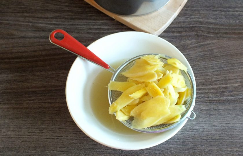 1. Этап. Маринованный имбирь со свеклой: Имбирь откиньте на сито, дайте стечь жидкости.