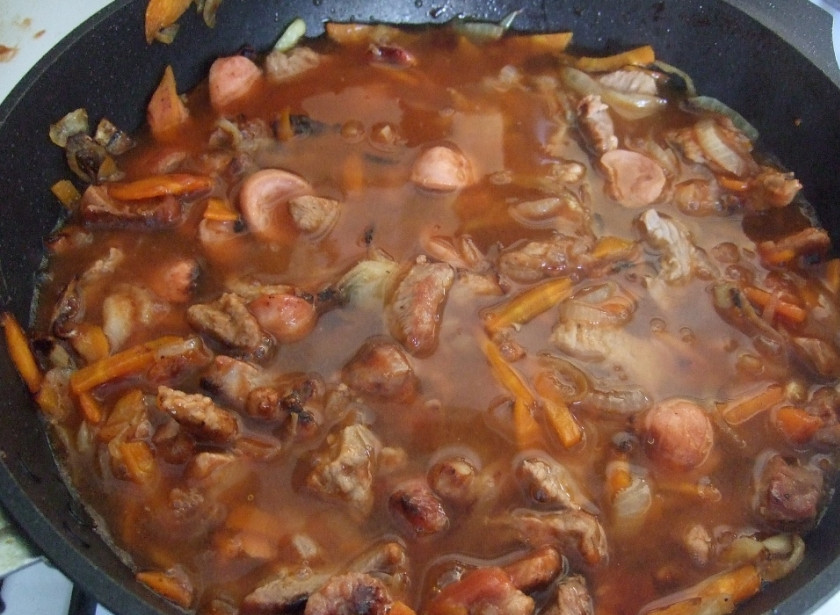 1. Этап. Лобио из фасоли с мясом: Добавляем томатную пасту, измельченный чеснок и специи. Жарим минут пять, затем заливаем водой и тушим с закрытой крышкой до готовности мяса.